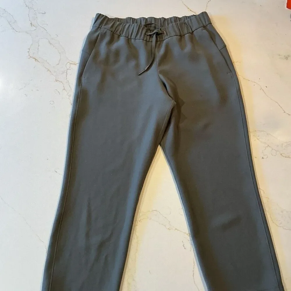 NEW Lululemon On the Fly Woven Crop Pant Sz 6 Grey Sage